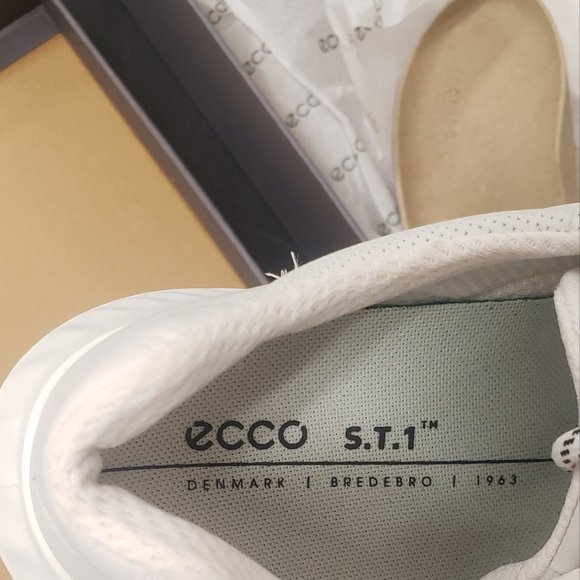 Ecco all-white shoe - Picture 6 of 8